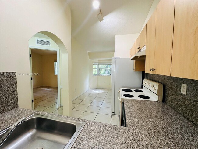 Building Photo - 1320 SE 31st Ct