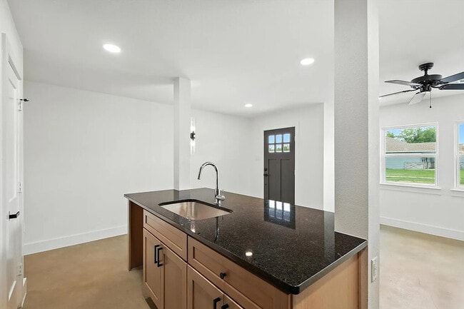 Building Photo - 3206 Sayle St