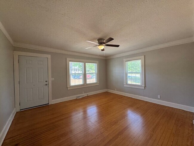 Building Photo - Cute Bungalow home with hardwoods - 2 bedrooms, 1 full bath - nice size yard