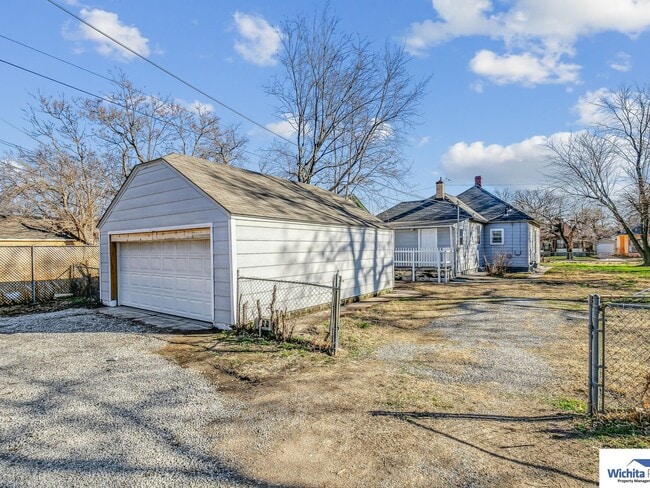 Building Photo - 3 bedroom 1.5 bath home