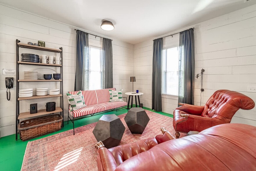 Building Photo - 108 Featherbone Ave