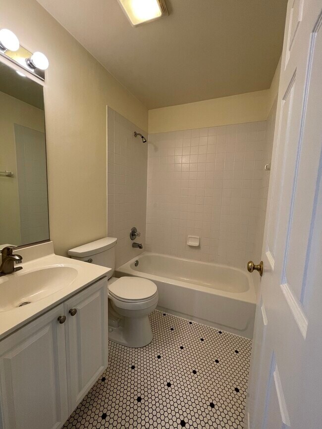 Building Photo - 857 Stuarts Dr