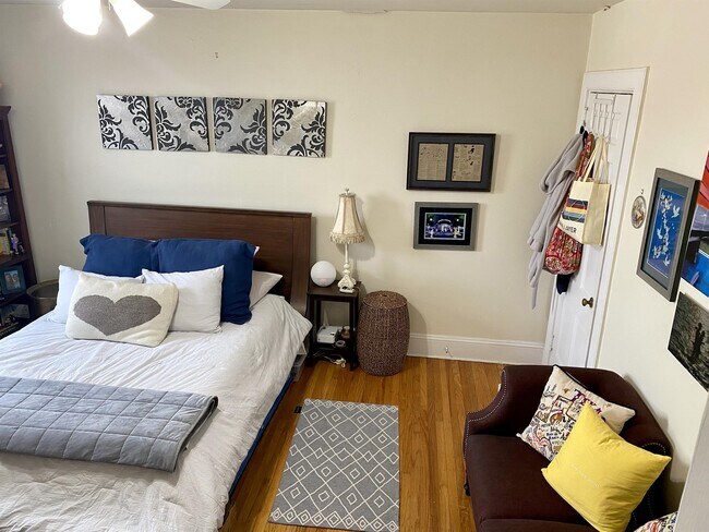 Building Photo - 244-246 S 21st St