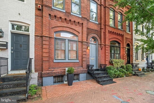 Building Photo - 1522 Swann St NW