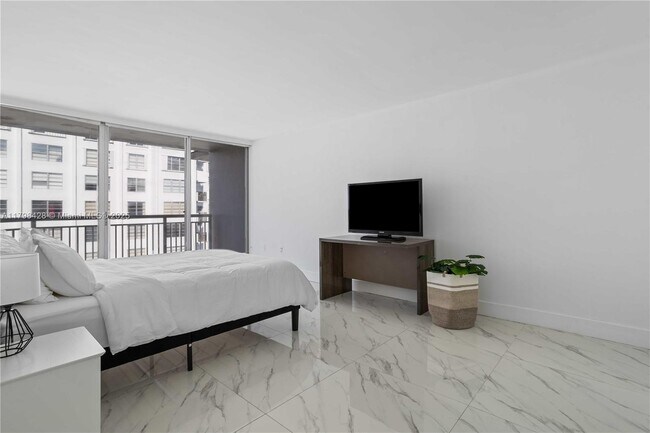 Building Photo - 18051 Biscayne Blvd
