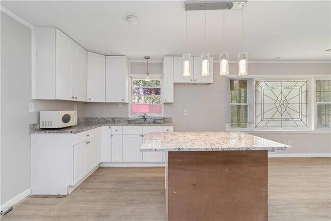 Building Photo - Spacious 3 Bedroom Ranch Home, Completely ...
