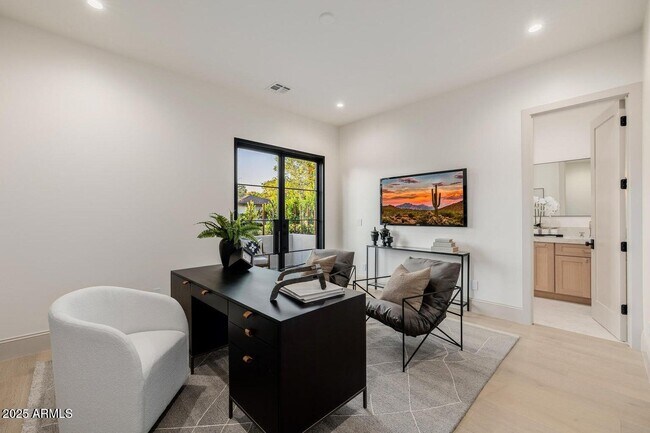 Building Photo - 3301 E Elm St