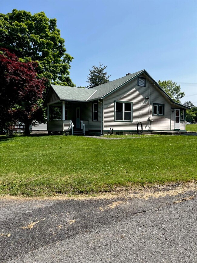 Primary Photo - 70 Clover St