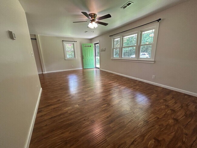 Building Photo - Ranch Style Home in Prime Location