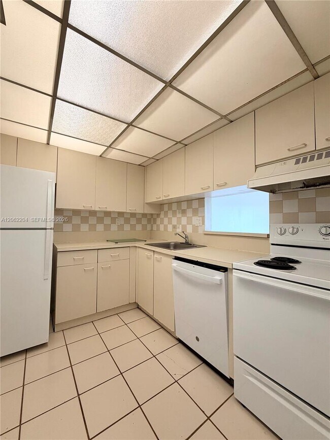 Building Photo - 10431 N Kendall Dr