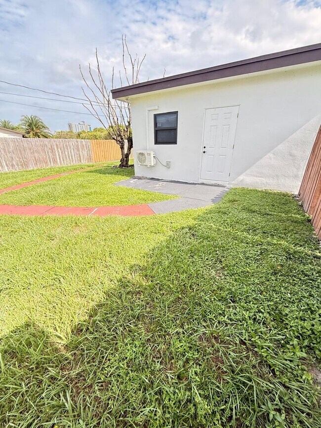Building Photo - 4088 SW 51st St