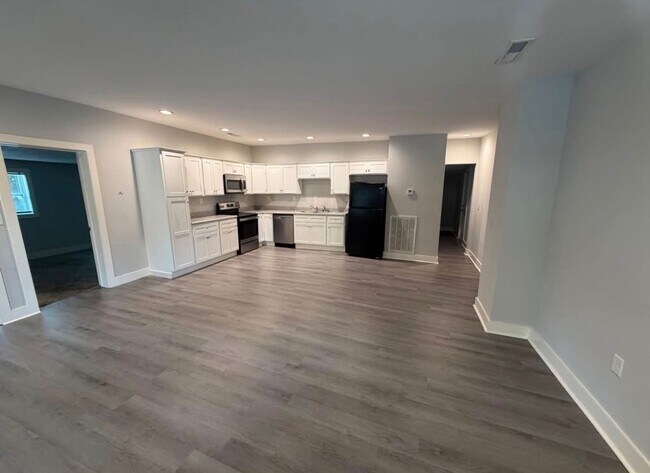 Building Photo - 4 Bedroom 2 Bathroom For Rent
