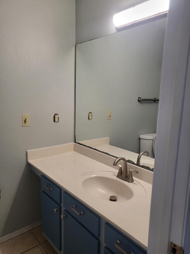 Building Photo - 837 Country Club Dr SE