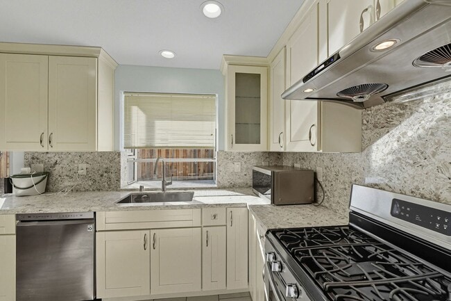 Building Photo - Updated Family Spacious Home w/ Fenced in ...