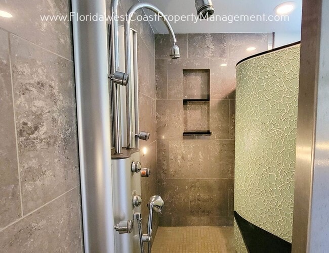 Building Photo - CLASSIC SARASOTA POOL HOME WITH UPDATES AN...