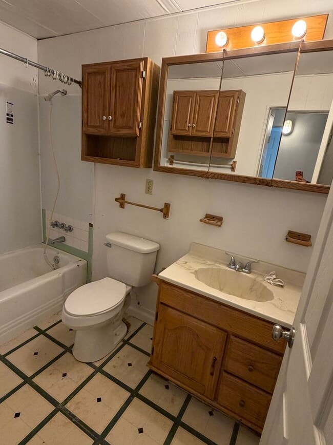 Building Photo - Cozy Three Bedroom/One Bath Home w/Fenced Back Yard