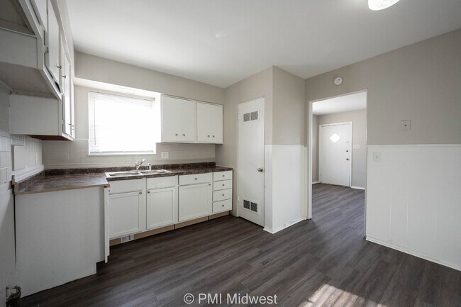 Building Photo - Charming 2-Bedroom Duplex in Indianapolis with Modern Amenities!