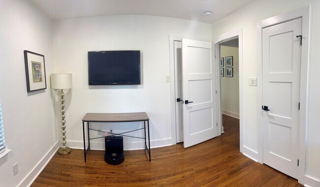 Building Photo - 2310 Hialeah Dr