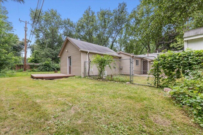 Building Photo - 9535 Listeria St