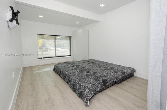 Building Photo - 935 NE 129th St