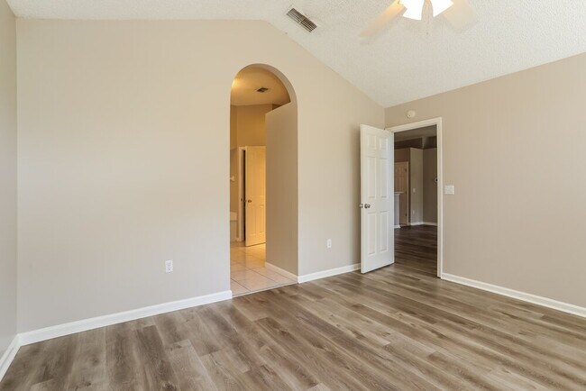 Building Photo - 265 Maplewood Dr