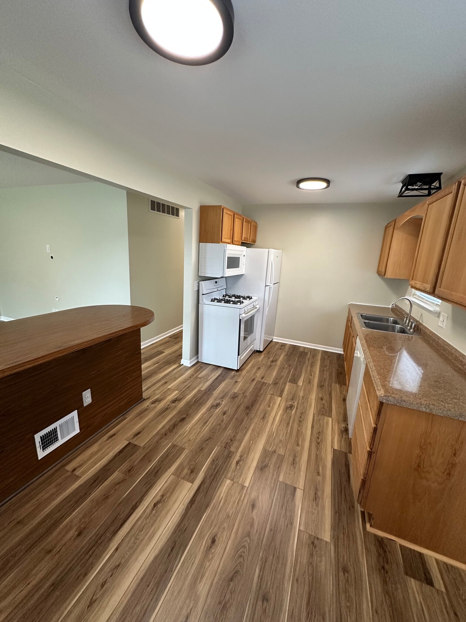 Building Photo - 32105 Knapp Ave