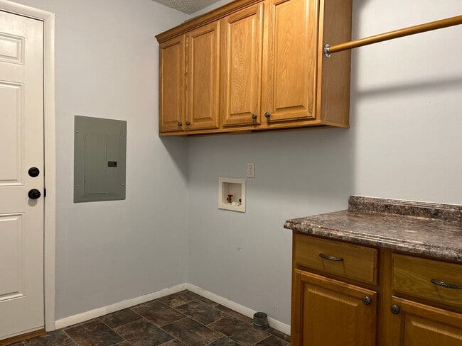 Building Photo - Centrally located 3 bedroom bungalow READY NOW!
