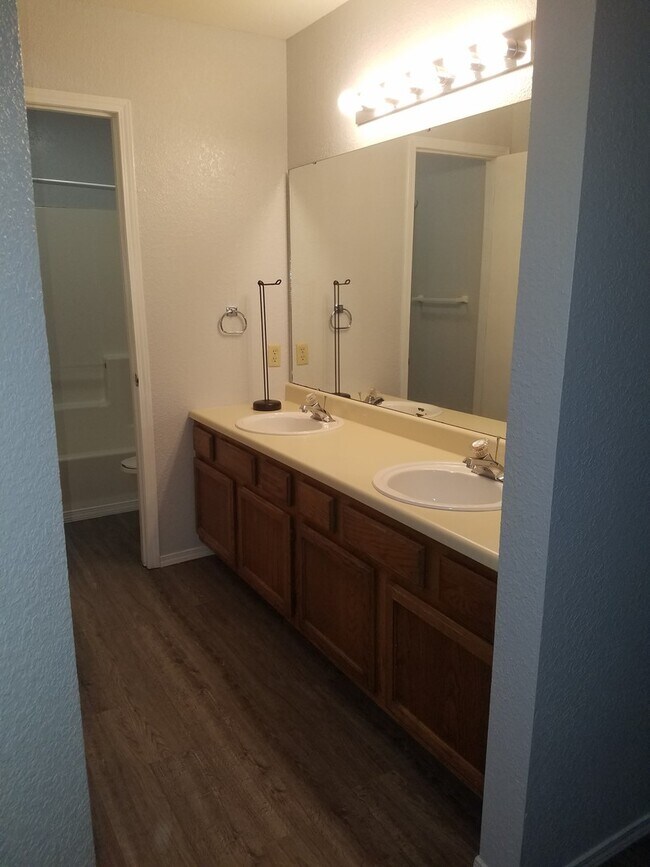 Building Photo - Nice 1 Bedroom 1 Bath Unfurnished Condo Ne...