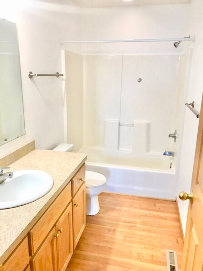 Building Photo - 5 bed 2 bath House for Rent