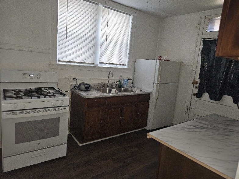 Building Photo - 8119 S Vernon Ave