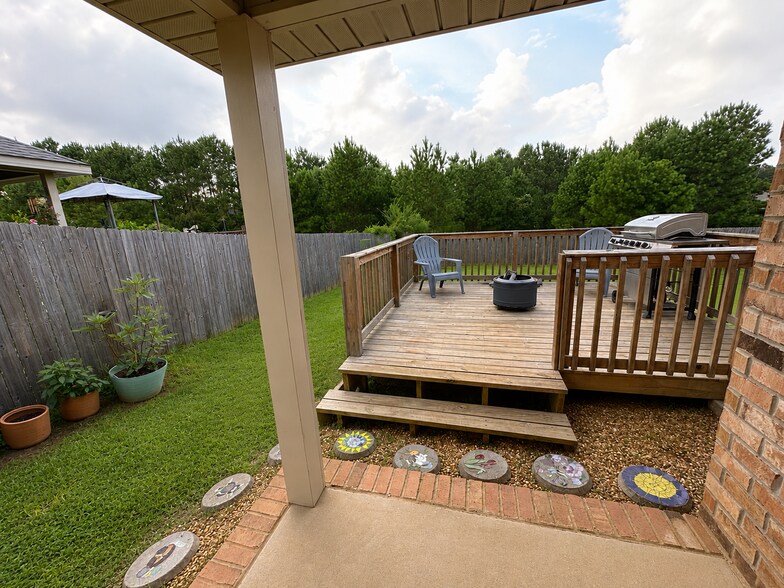 Building Photo - 16833 Avery Ln