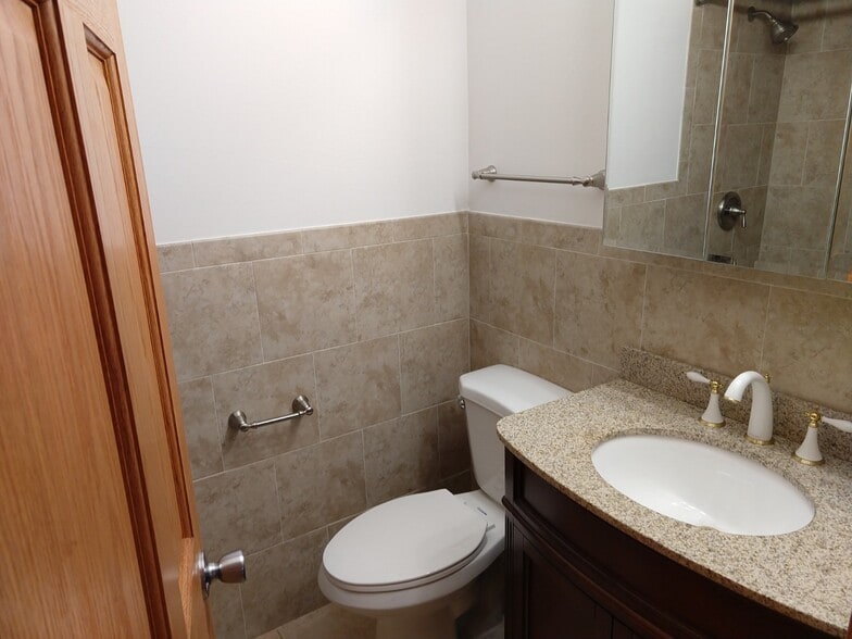 Building Photo - 1343 Woodview Ln