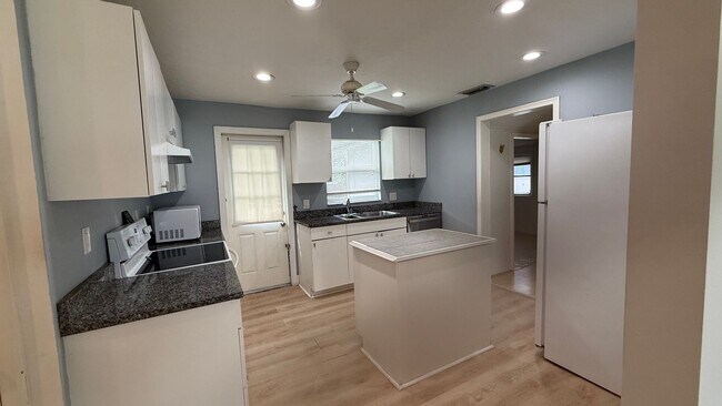 Building Photo - Annual 2 Bedroom + Den / 2 Bath Home – Sar...