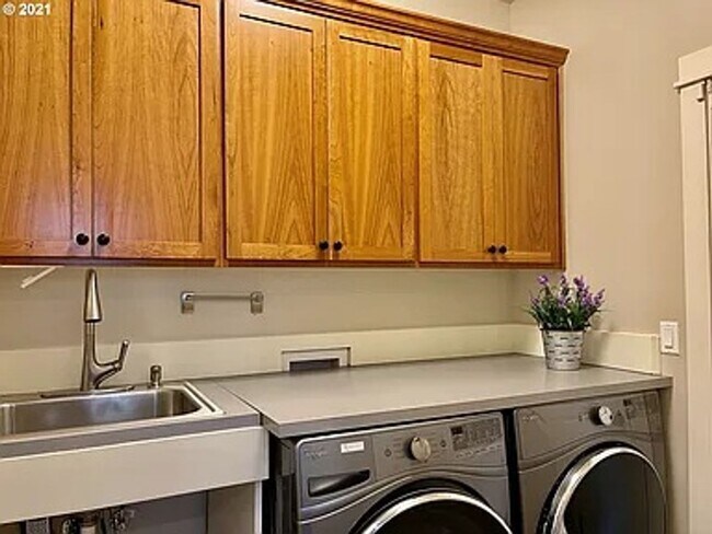 Building Photo - Newer, single level home with double garage