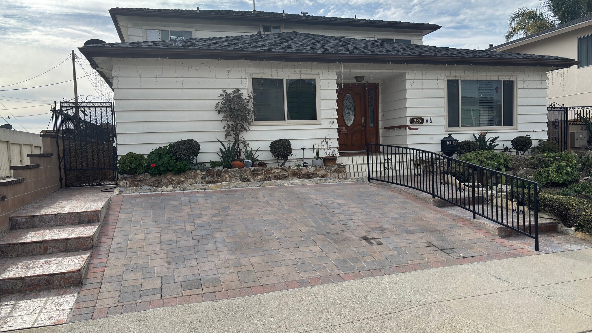 Building Photo - 985 W 9th St