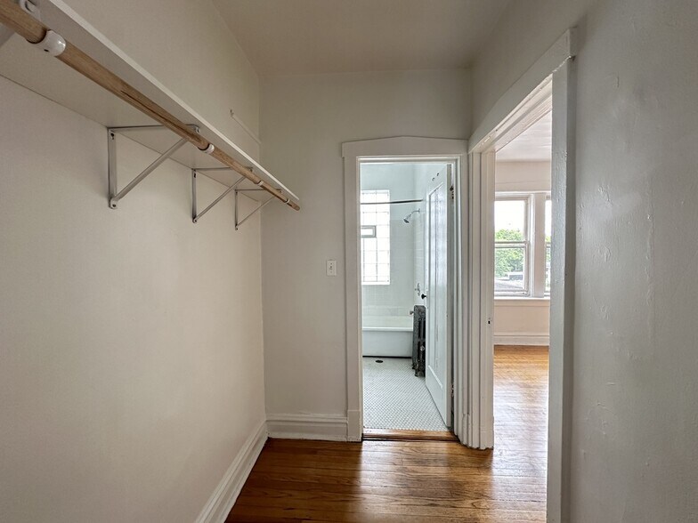 Building Photo - 2432 N Linden Pl
