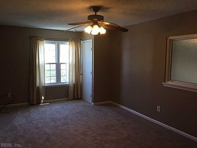 Building Photo - 3 bed, 2 bath home in Kempsville with upgr...