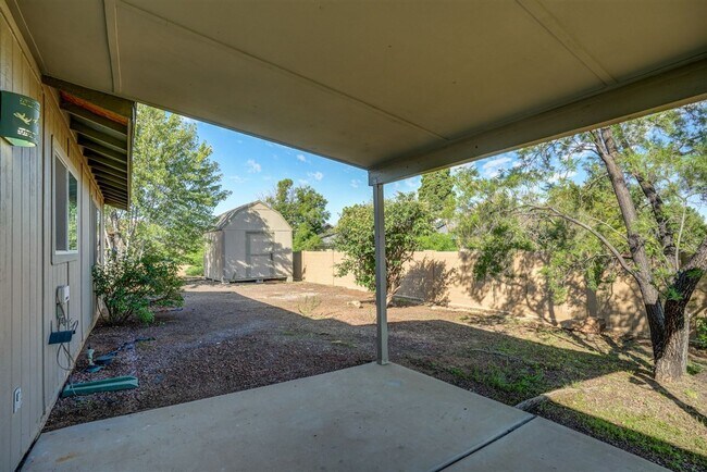 Building Photo - 7930 E Larkspur Ln