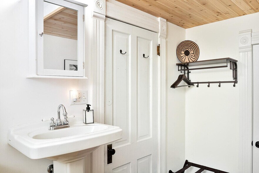 Building Photo - 107 W Columbia Ave