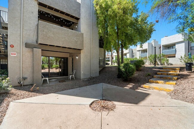 Building Photo - Stunning 2-bedroom, 2-bathroom home in the...