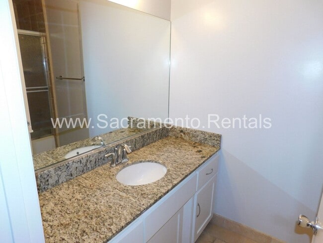 Building Photo - Wonderful Sierra Oaks 3bd/2ba Duplex with 2 Car Garage