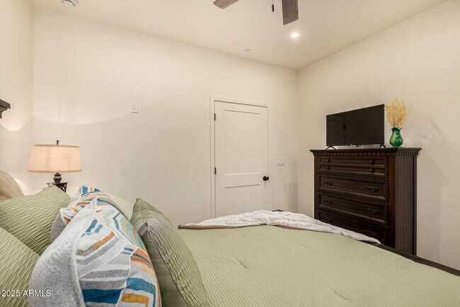 Building Photo - 12005 N Panorama Dr