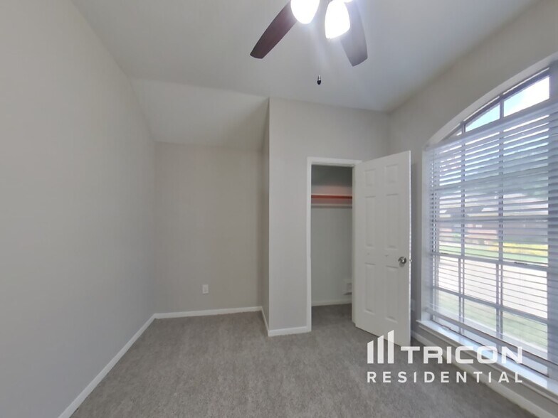 Building Photo - 10326 Emerald Oaks Dr