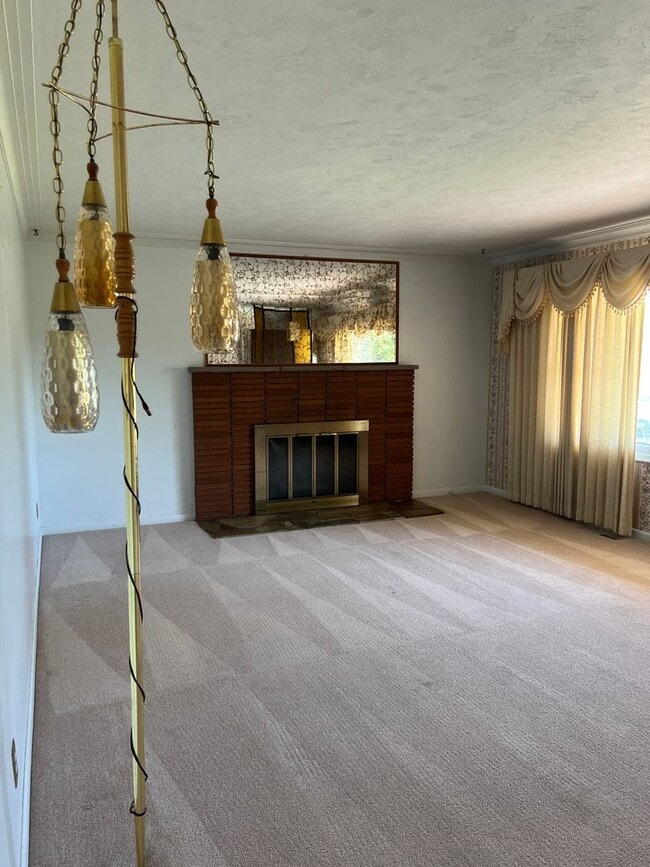 Building Photo - Charming 4-Bed, 1.5-Bath Home on the Outsk...