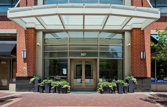Building Photo - 807 Davis St