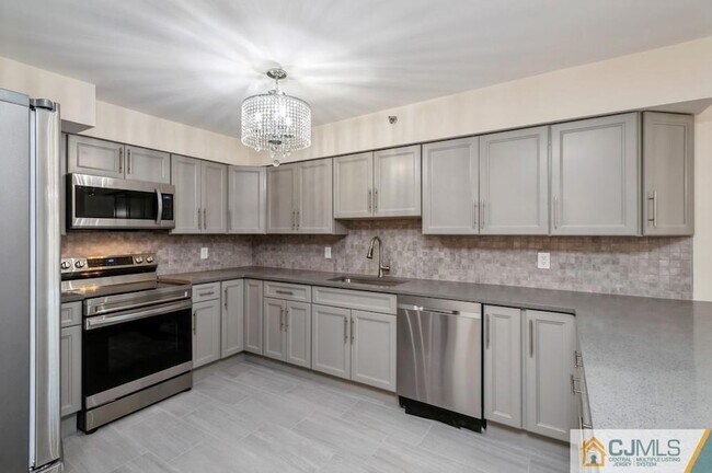 Building Photo - 30 S Adelaide Ave