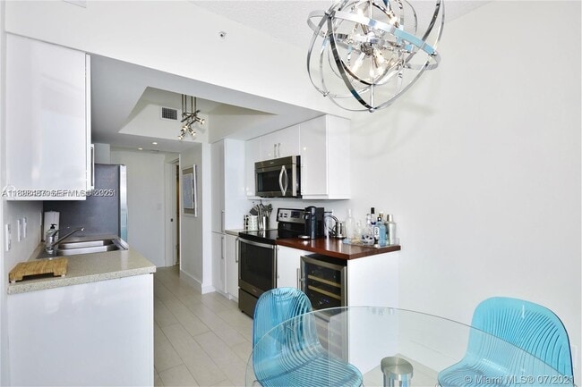 Building Photo - 17375 Collins Ave