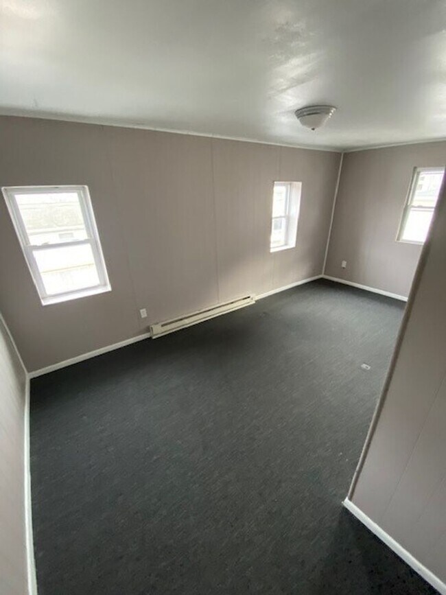 Building Photo - 3 bedroom 1 bathroom