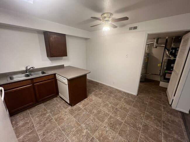Building Photo - Spacious 2 bed/2 bath in Millcreek-**Move in Special-1/2 off first month**