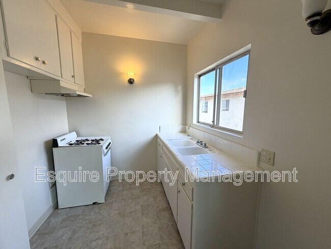 Building Photo - 2050 N Ventura Rd